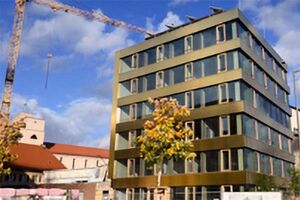 der Turm des Pacellihauses mit seiner goldenen Fassade und vielen Fenstern