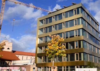 der Turm des Pacellihauses mit seiner goldenen Fassade und vielen Fenstern