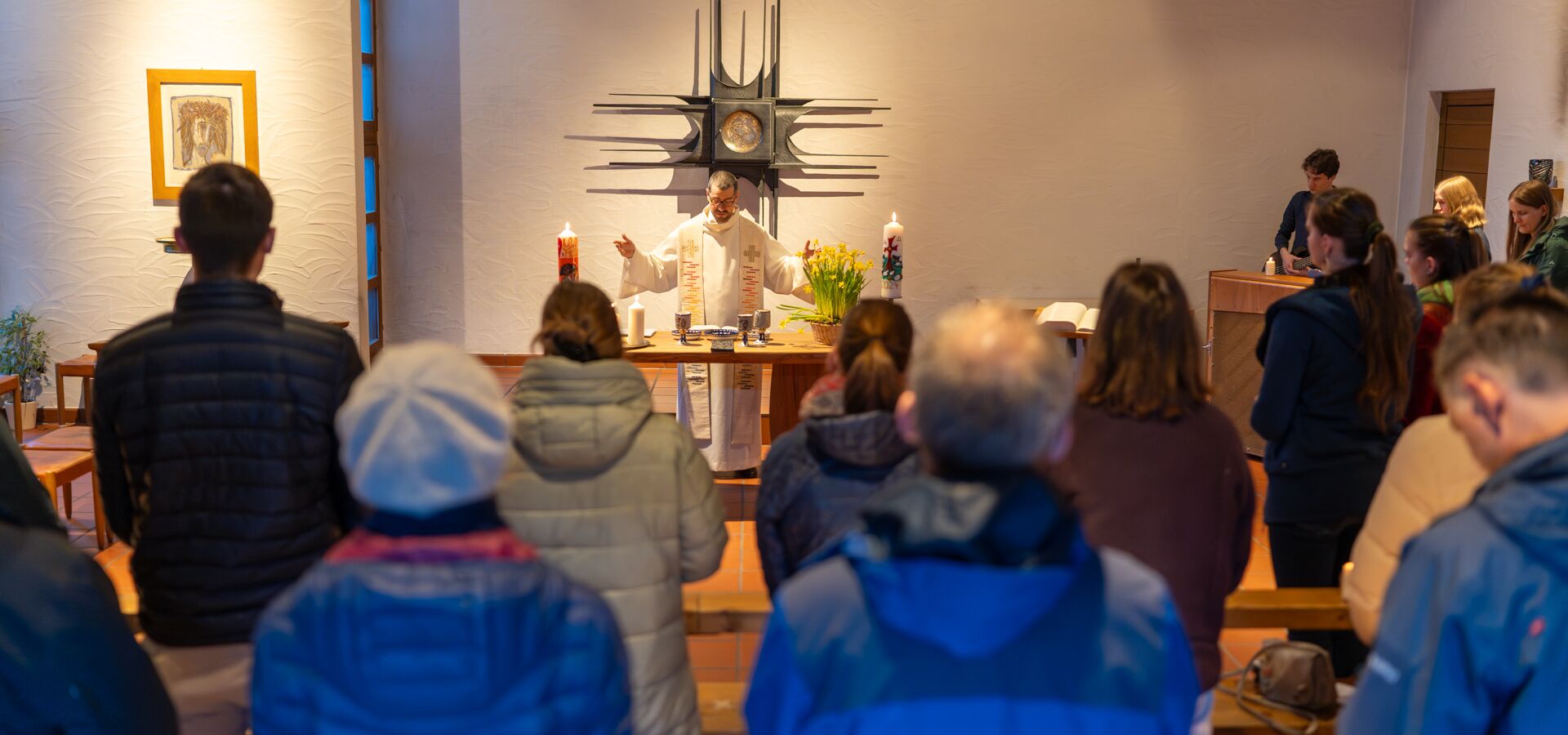 In der Christophorus-Kapelle wird der KHG-Gottesdienst gefeiert; die Kapelle ist gut gefüllt, die Einsetzungsworte für das Abendmahl werden gesprochen