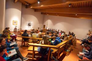 In der Christophorus-Kapelle wird der KHG-Gottesdienst gefeiert; die Kapelle ist gut gefüllt, es wird ein Lied gesungen