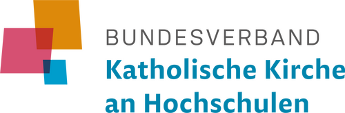 Logo des Bundesverbands Katholische Kirche an Hochschulen: dessen Schriftzug und auf der linken Seite drei sich überlappende Vierecke in orange, rot und brau